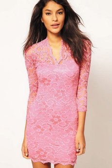 Розовое гипюровое платье с V-образным вырезом Kokette